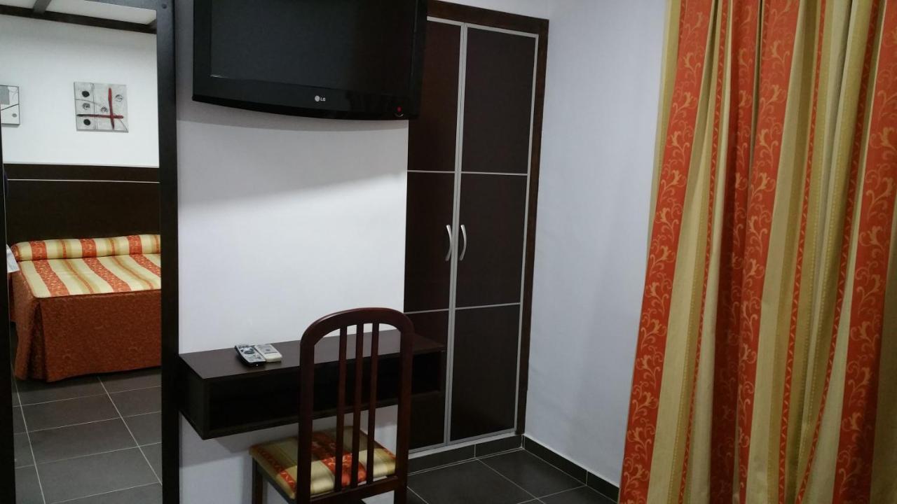 Hostal El Lirio Bollullos Par del Condado Buitenkant foto