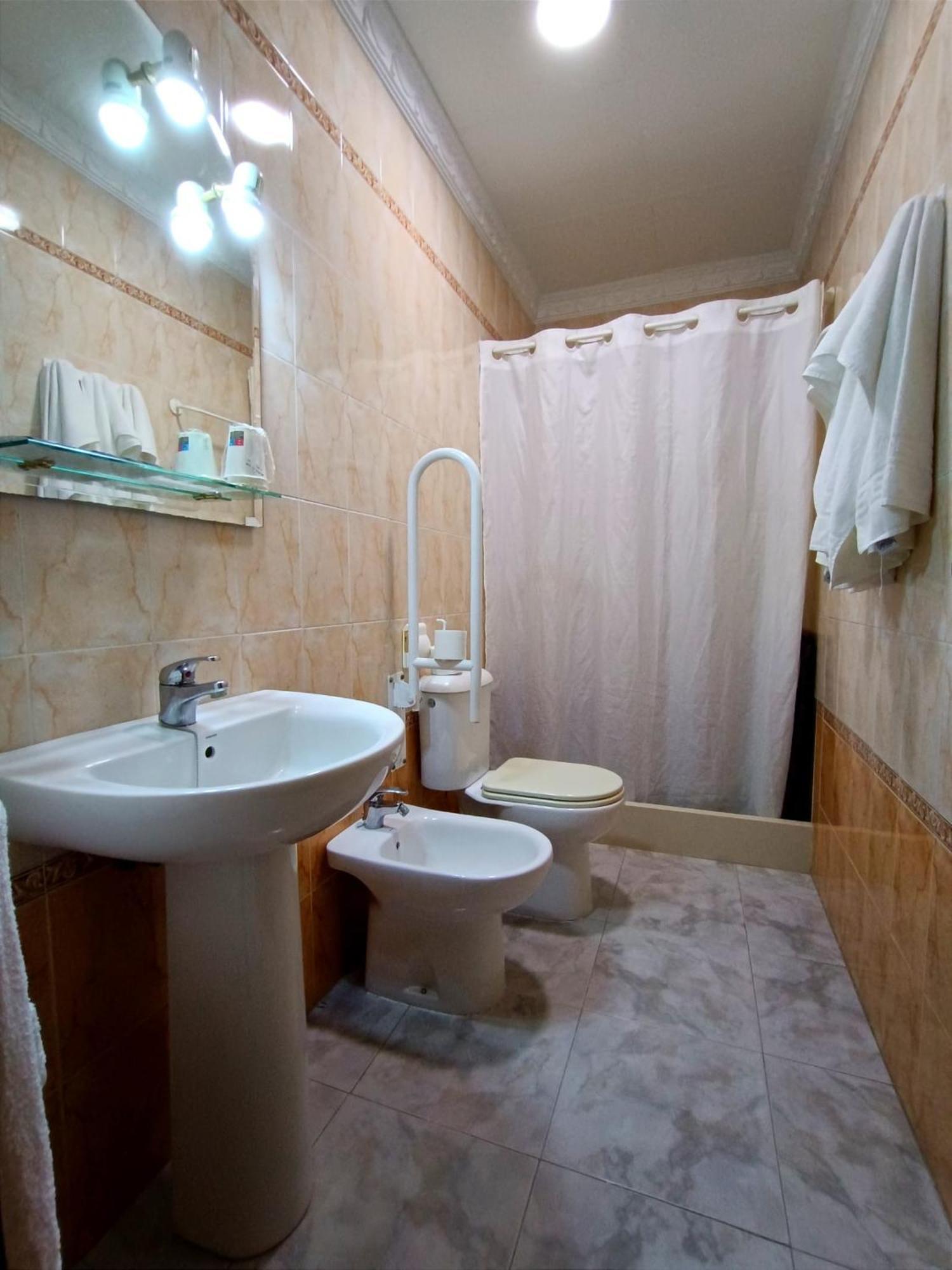 Hostal El Lirio Bollullos Par del Condado Buitenkant foto