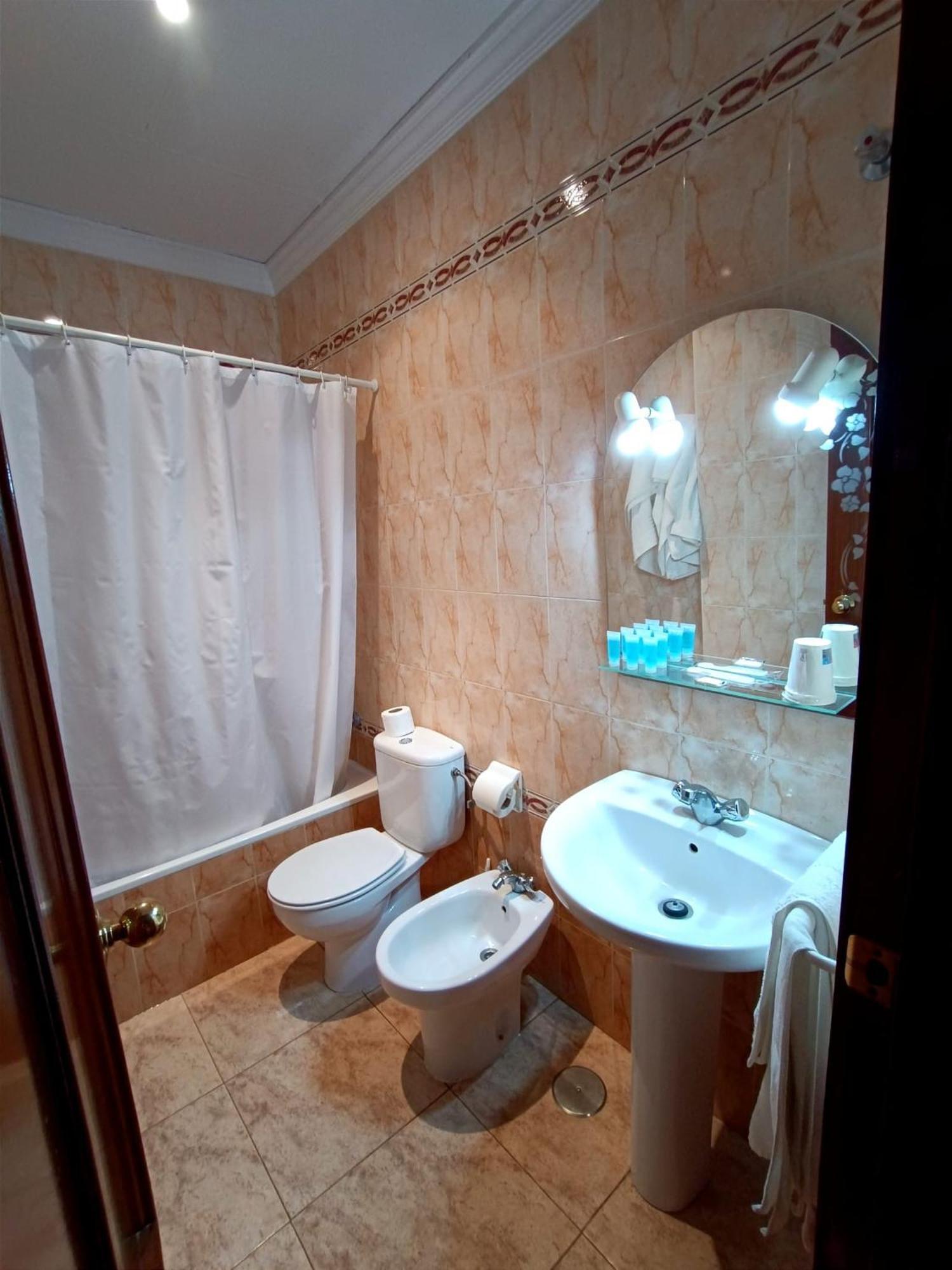Hostal El Lirio Bollullos Par del Condado Buitenkant foto