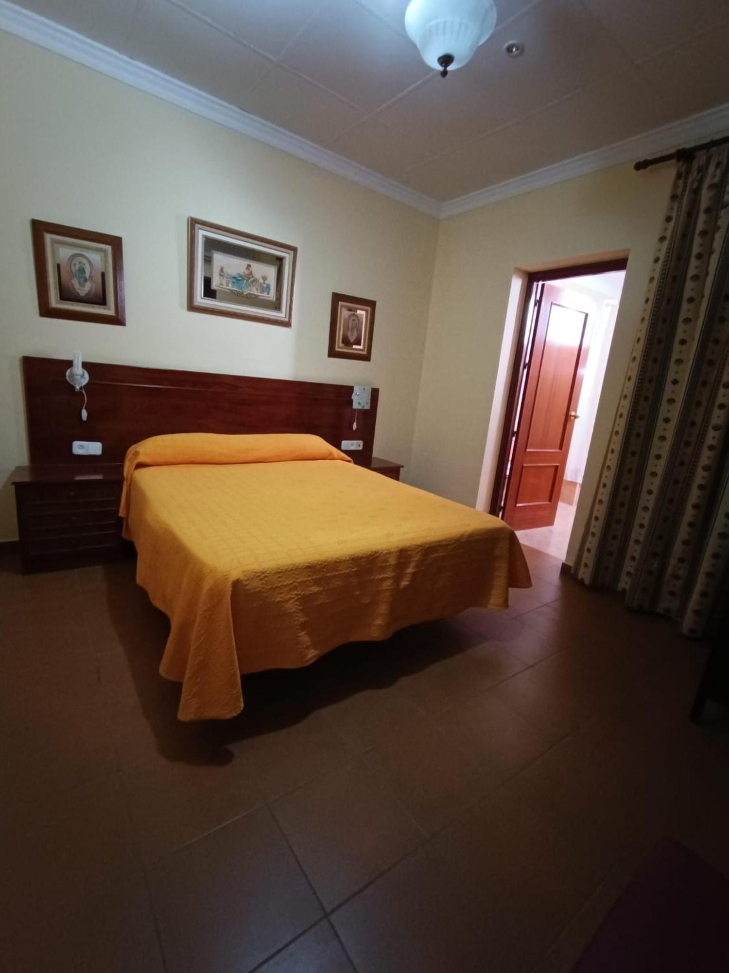 Hostal El Lirio Bollullos Par del Condado Buitenkant foto